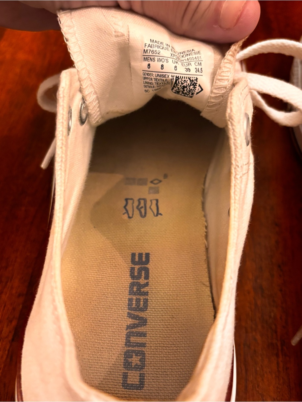 Converse Women’s 8 Low Top Sneakers in White EUC - Picture 6 of 7